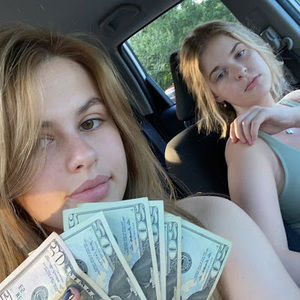 Meet your Posher, Caroline